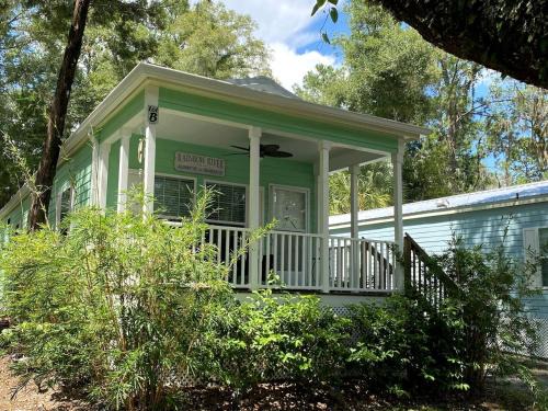 Dunnellon House | Charming Cottage Surrounded by Trees in Dunnellon, Florida