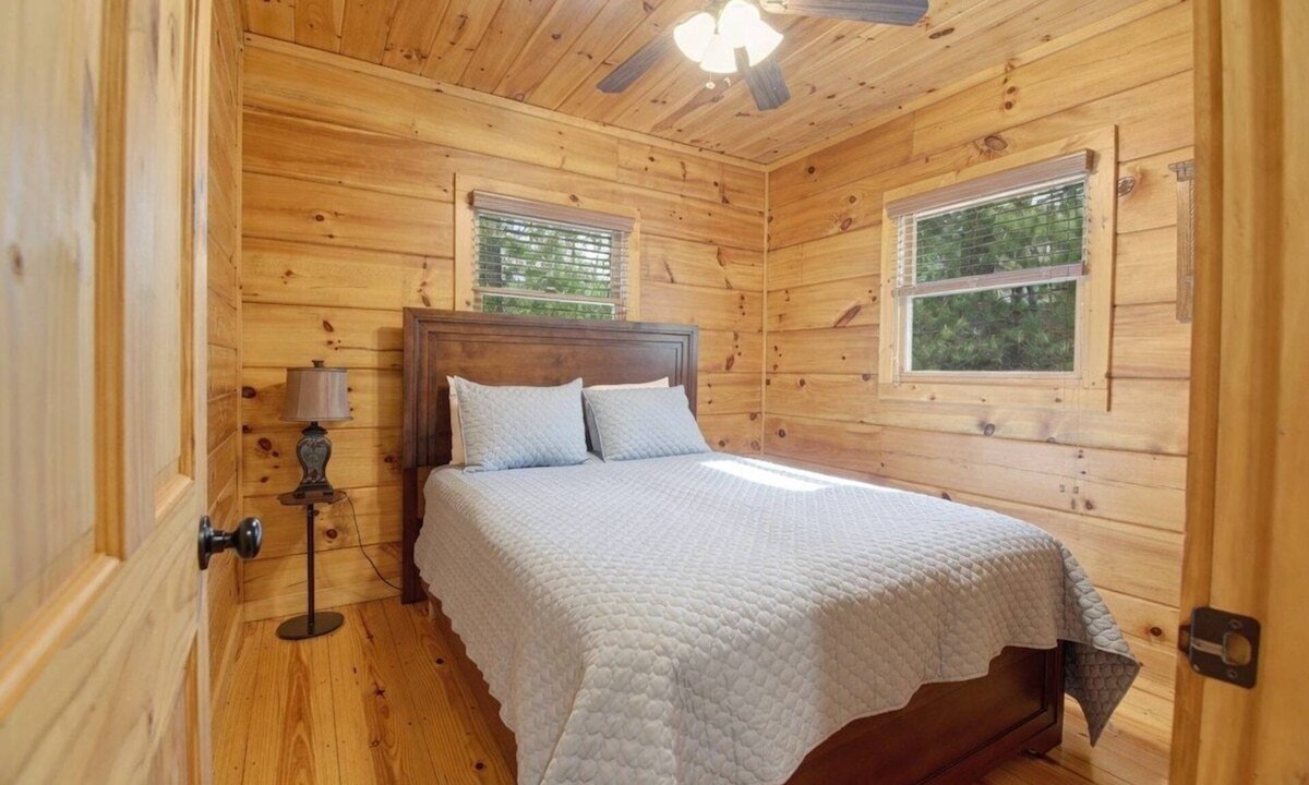 McCaysville House | Charming Creekfront Cabin with Private Hot Tub