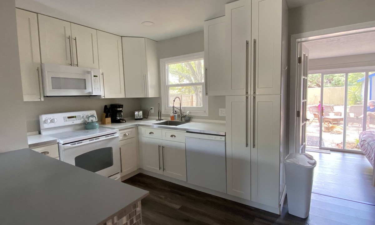 Alta Vista House | Charming Downtown Sarasota Cottage- near Legacy Trail and 10 min to beach!