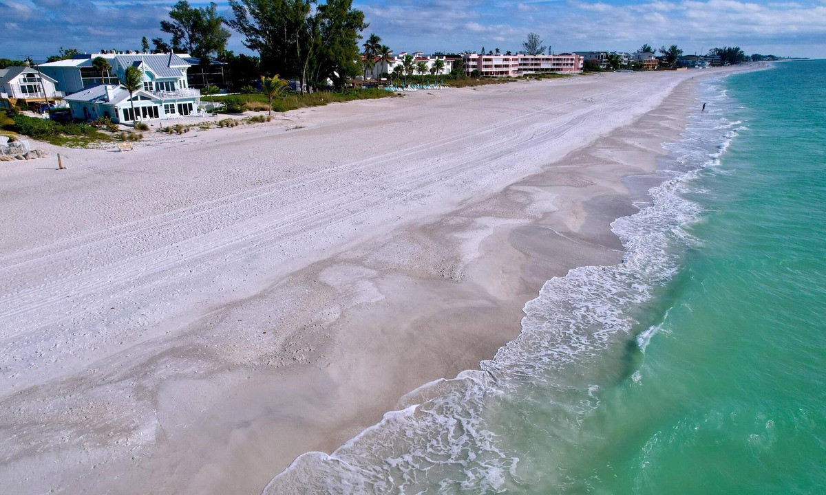 Ilexhurst Cottage | Charming Ground Level Resort Style 3unit condo unit B a few steps from the beach