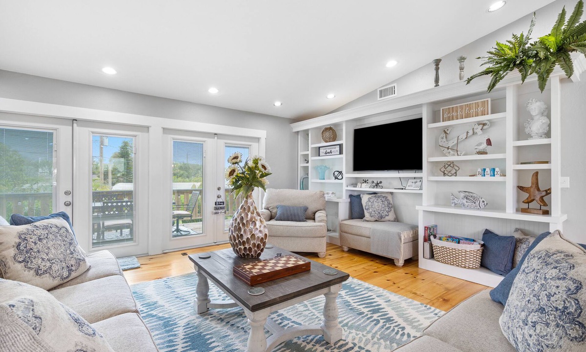 Memphis House | Charming Home Near Anna Maria Beach Pool+Games