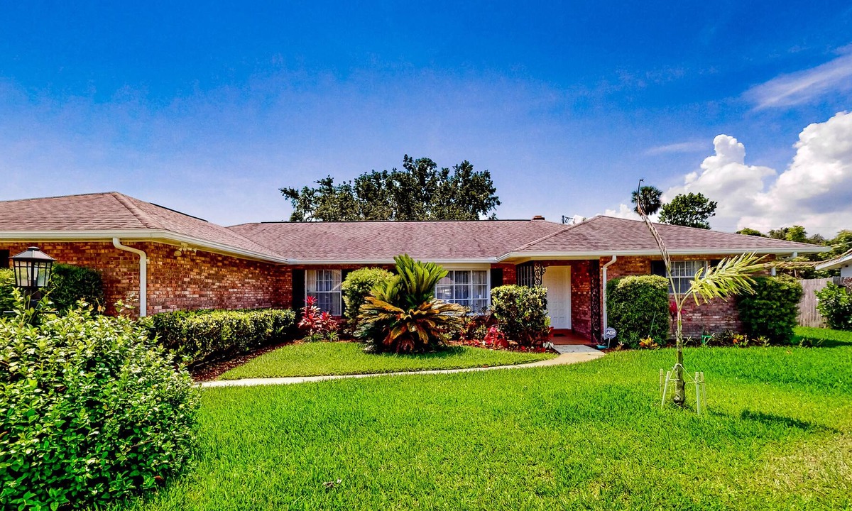 South Daytona House | Charming home with beach nearby, full kitchen, grill, central AC, & W/D