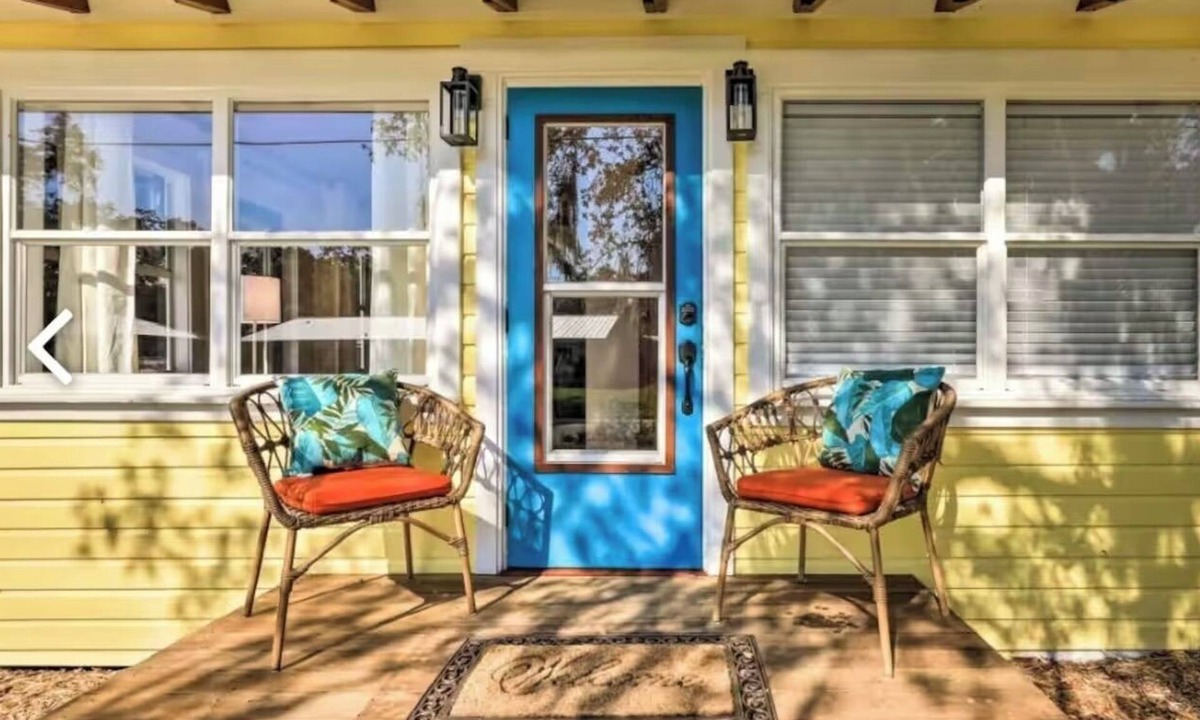 Palmetto House | Charming Home with Hot Tub and Garden, 20 minutes to Beach.