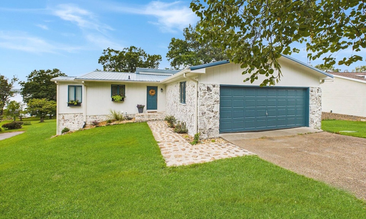 Cadiz House | Charming Lakefront ~ Community Dock Space + Golf Cart ~ Lily Pad 3b, 2b