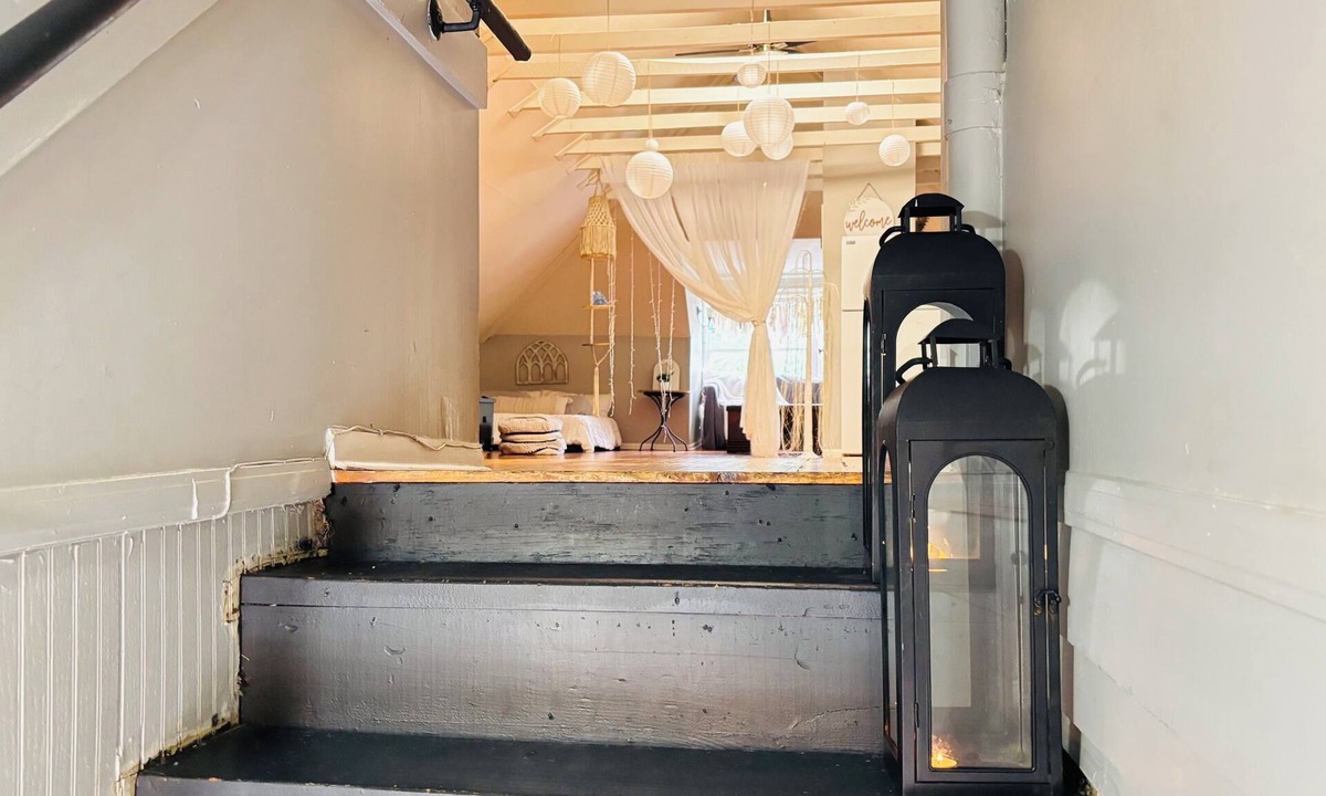 Central Gardens Apartment | Charming Rustic Loft Retreat with King bed