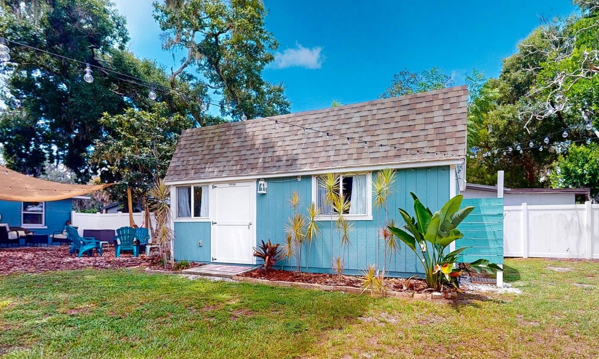 New Port Richey House | Charming tiny home with stock tank pool, grill, & central AC - close to beach
