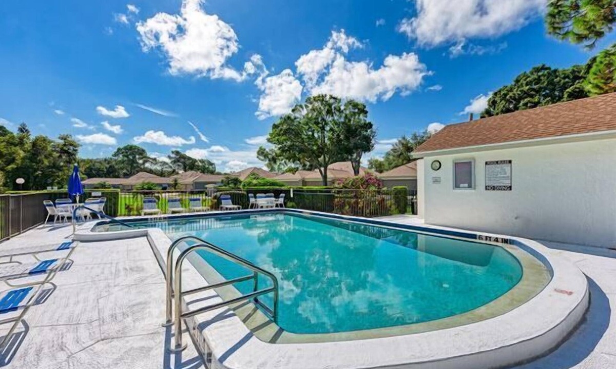 Bayou Oaks Villa | Charming Villa in Village Gardens, Close to Airport, Downtown, Shopping & Restaurants.