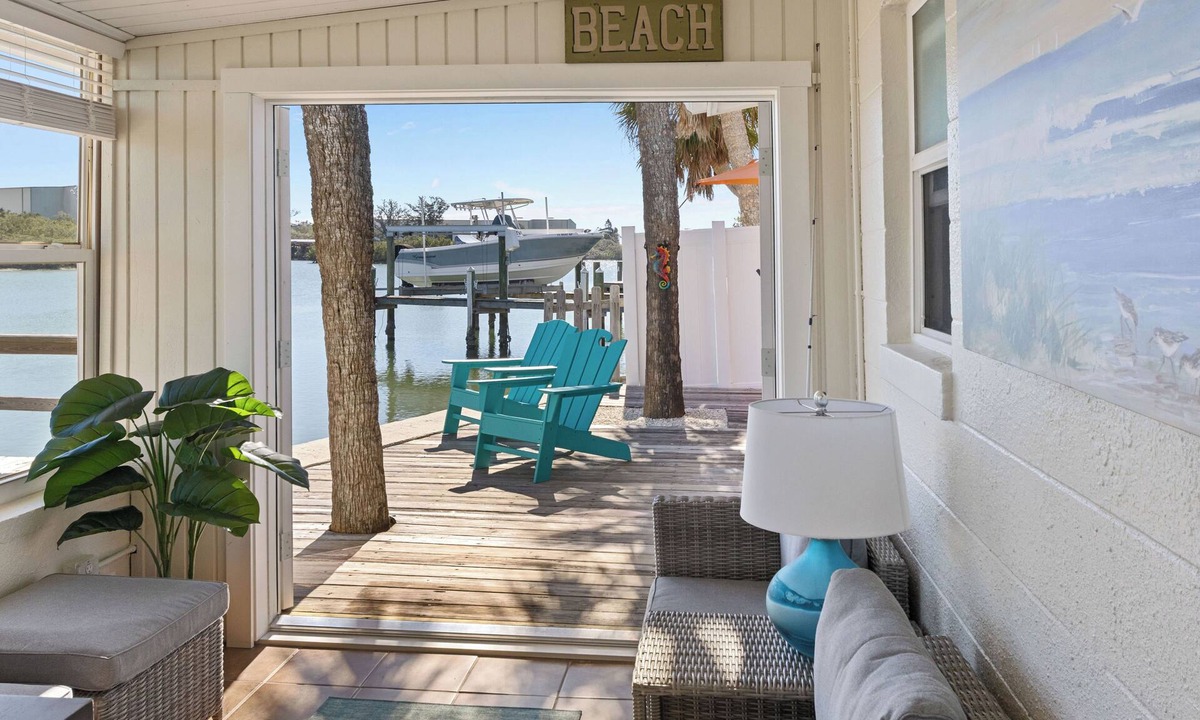 Independence Square House | Charming WATERFRONT 2-bedroom house close to all Indian Rocks Beach has to offer