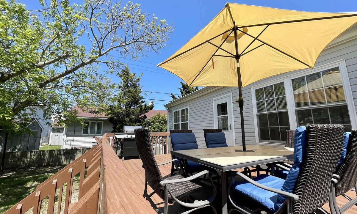 Brigantine House | Cheery 3 bedroom w/driveway parking, 1 block to HUGE beach