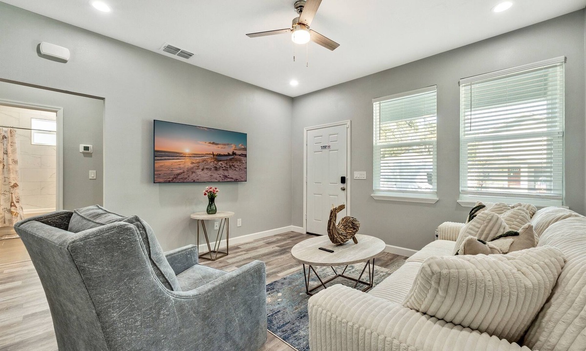Ybor City House | Chic Retreat-Stunning Design Cozy Fire Pit Escape!