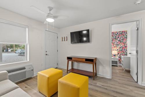 Windy Hill Apartment | Chic & Simple 1BR Furry Friends Welcome