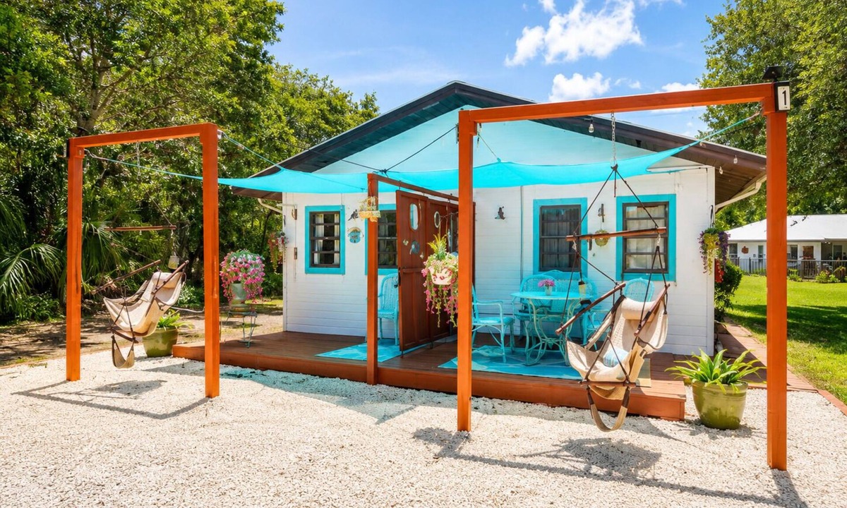 Crystal River Cabin | Cindy's Cabin sleeps 2 min to sister springs Boat parking