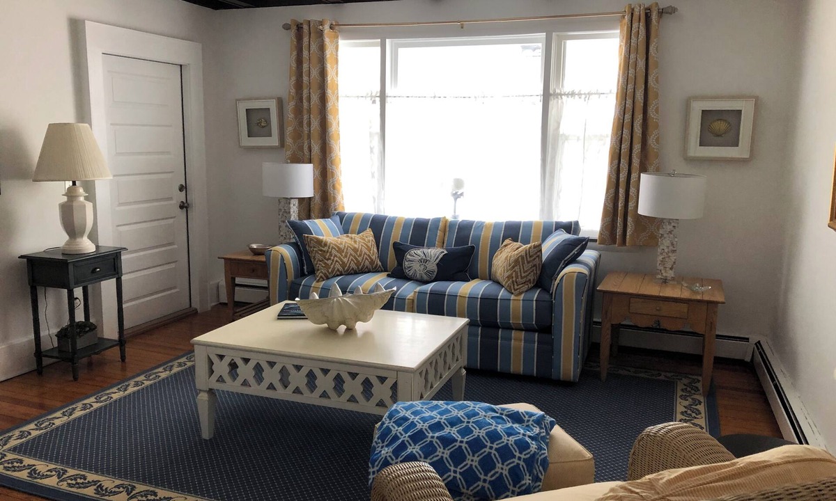 Avon Apartment | Classic Bay Head Beach House Get Away - 2 bedroom Apt in Classic Bay Head Home