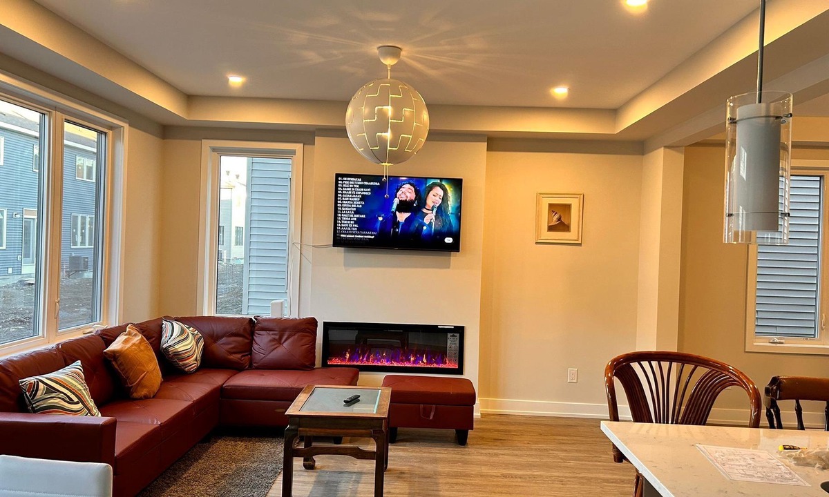 Ottawa Division House | Classy & Modern 4 Bedroom & 3.5 Bath w/SelfCheck-In+Kitchen & Parking-Ottawa