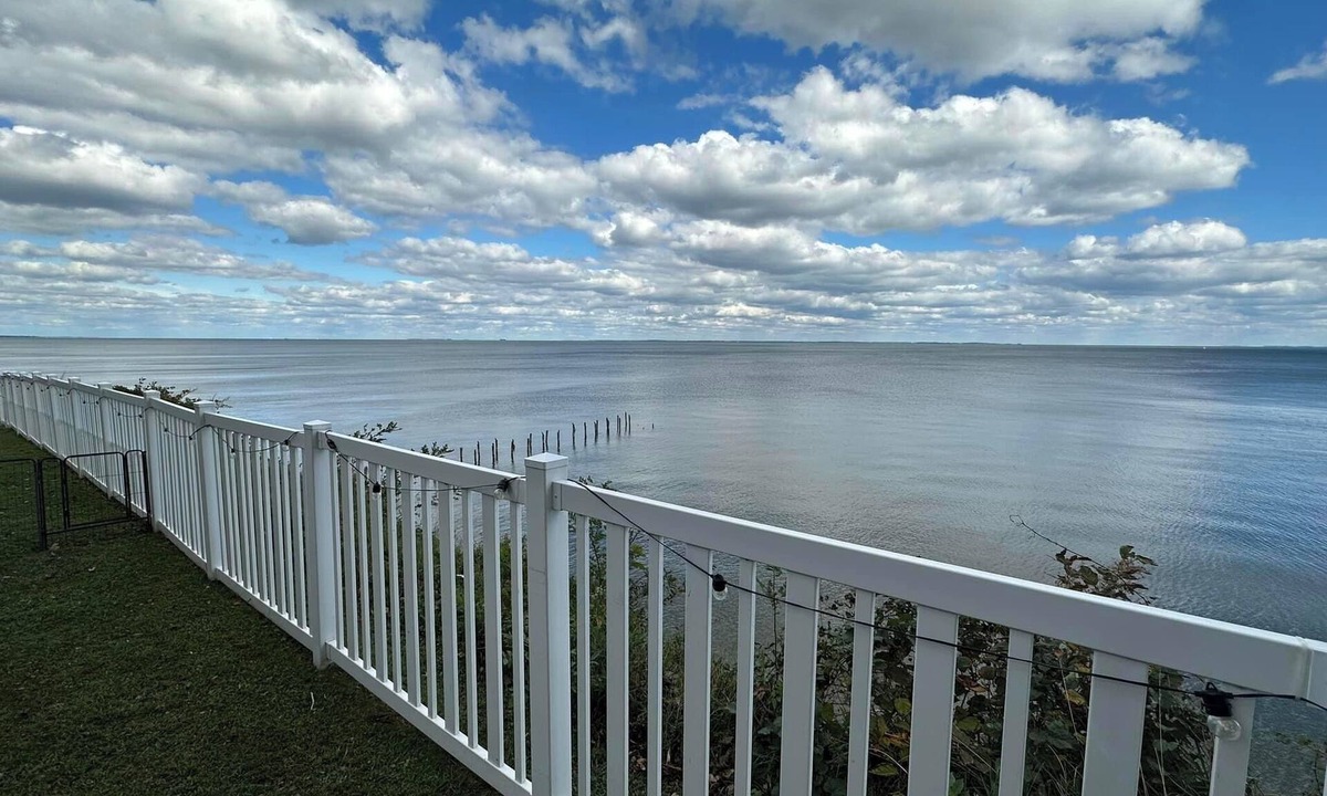 Chesapeake Beach Cottage | Cliffside Chesapeake Bay Cottage: Pet-friendly, Easy DC Drive