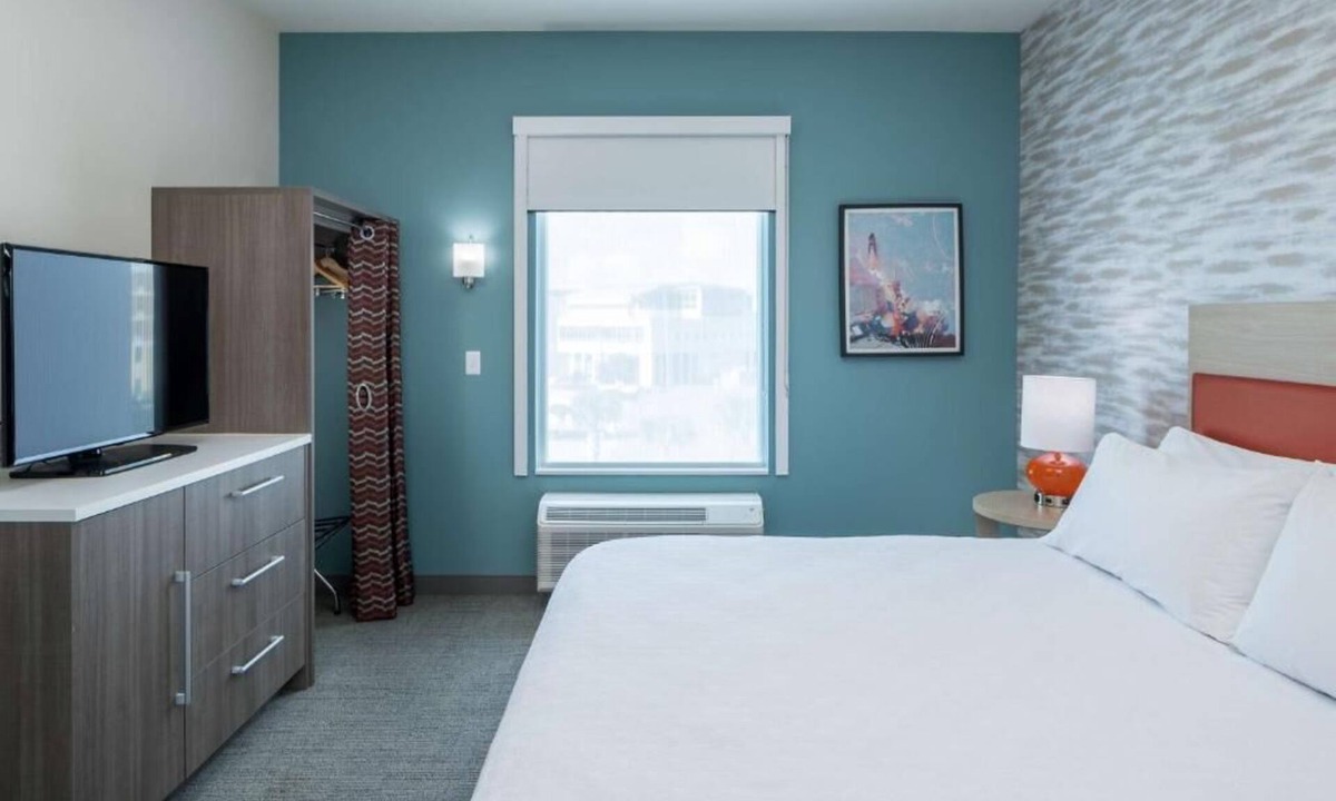 Port Canaveral Hotel | Coastal 1BR King Suite w/Kitchen & Outdoor Pool | 1.8 mi Jetty Park