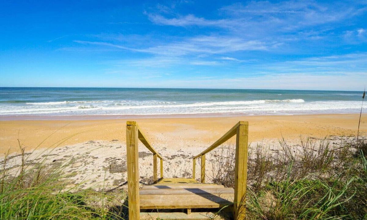 Painters Hill House | Coastal Canary - Summer at the beach + hot tub!