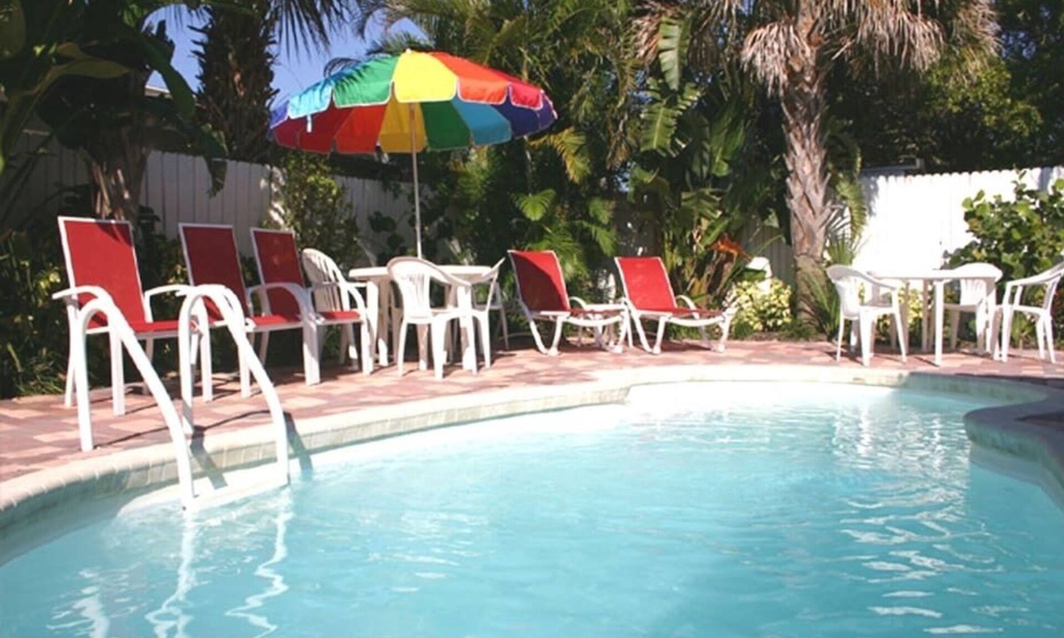 Bay Esplanade Cottage | COCONUT CABANA Heated Pool, two minutes walk to Beach.