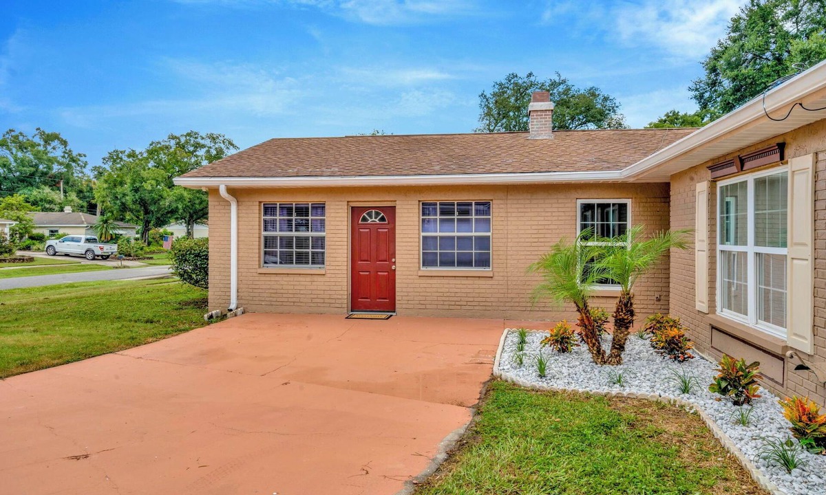 Seffner Community Alliance House | Colorful & Comfy Retreat: Close to Tampa ~ Parking