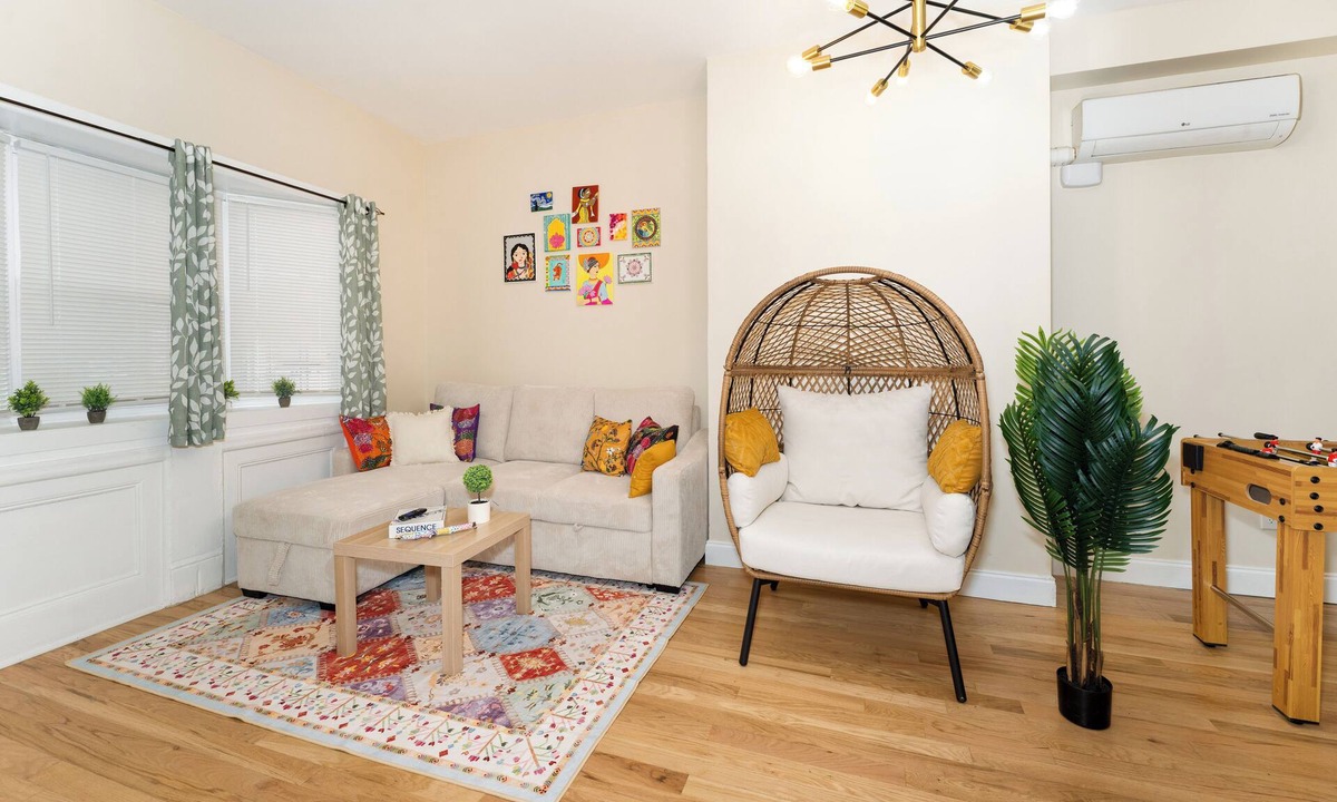 Jersey City House | Colorful Cozy Retreat Super Seamless NYC Commute