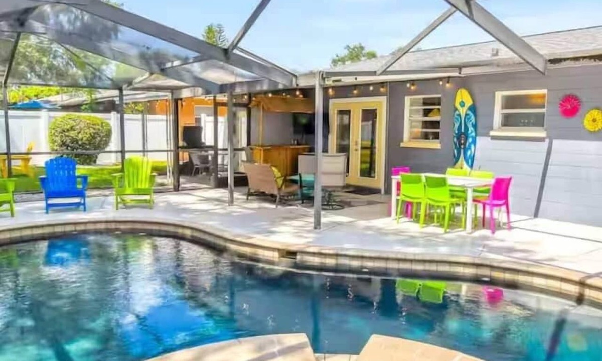 South Pinellas Community Council House | Colorful Tropical Pool Oasis * 5 minutes to Beach
