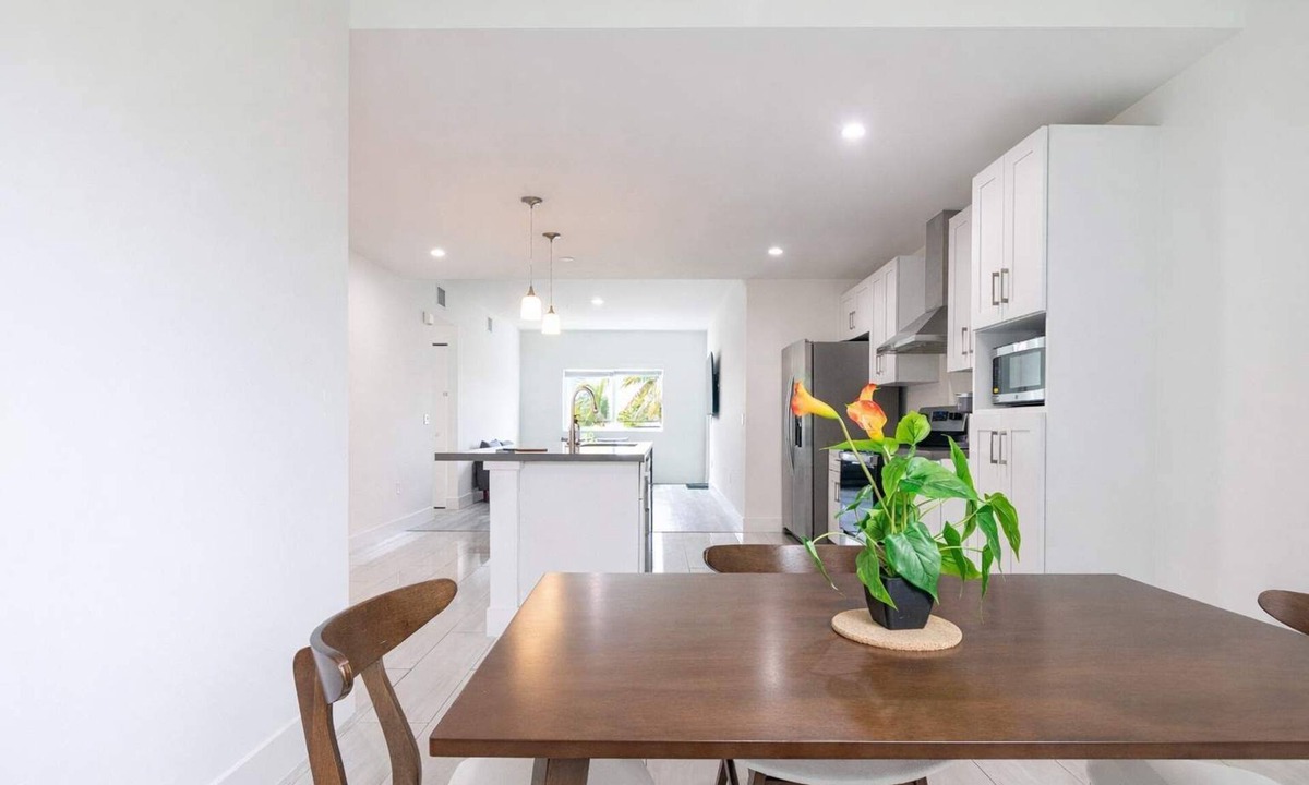 Hallandale Beach Apartment | Comfortable 3BR 4 Beds Parking Included