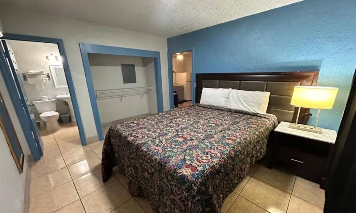 Merritt Island Hotel | Comfortable Private Queen Room w/Propane BBQ Near Major Merritt Island Spots