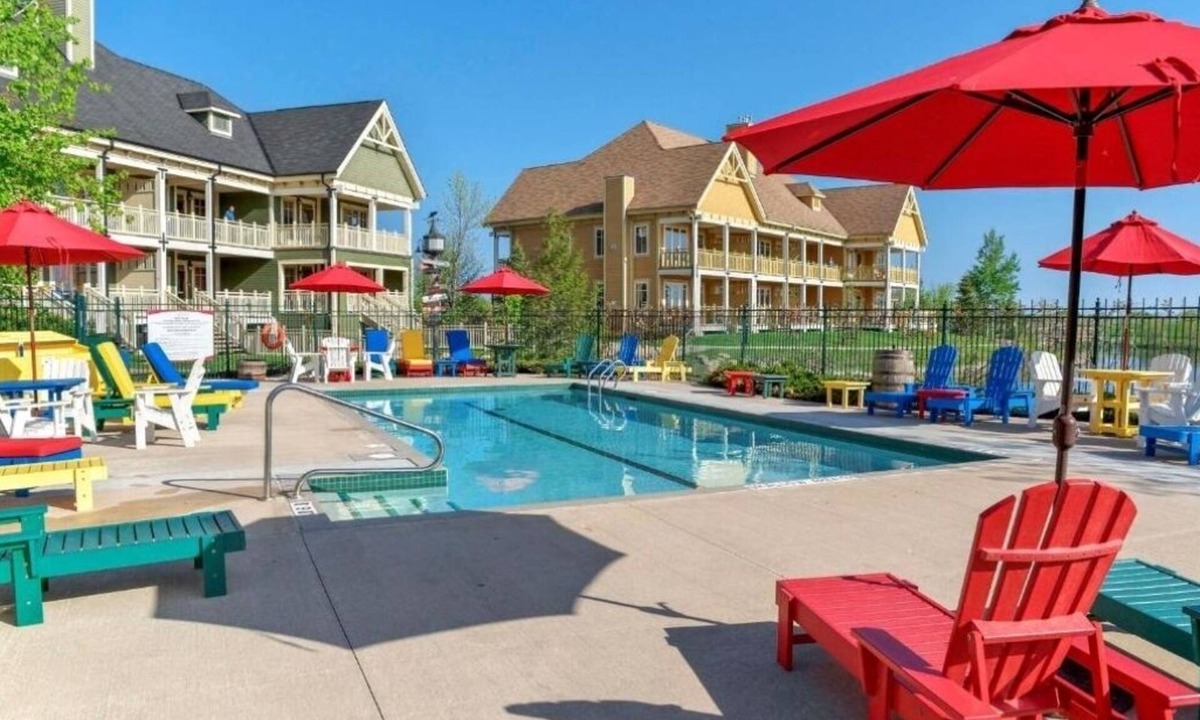 The Blue Mountains Hotel | Comfortable Room Near Blue Mountain Village – Balcony & Fireplace