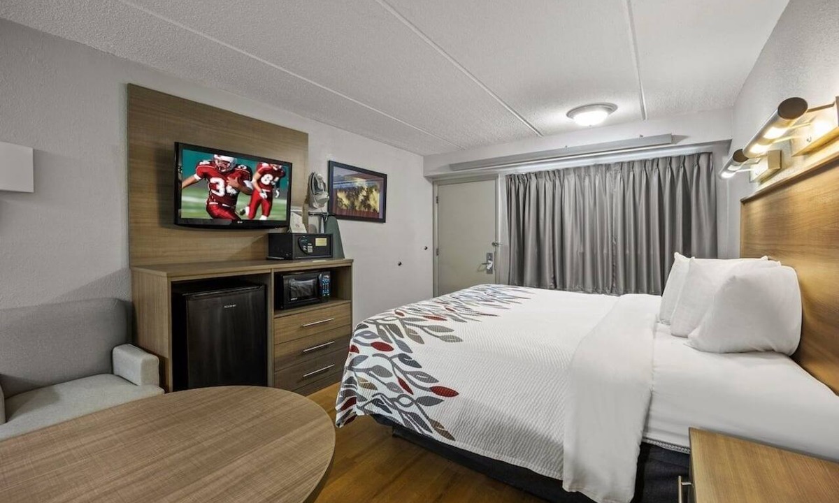 Greensboro Hotel | Comfortable Space Perfect for Extended Stay in Ocala | Free Breakfast!