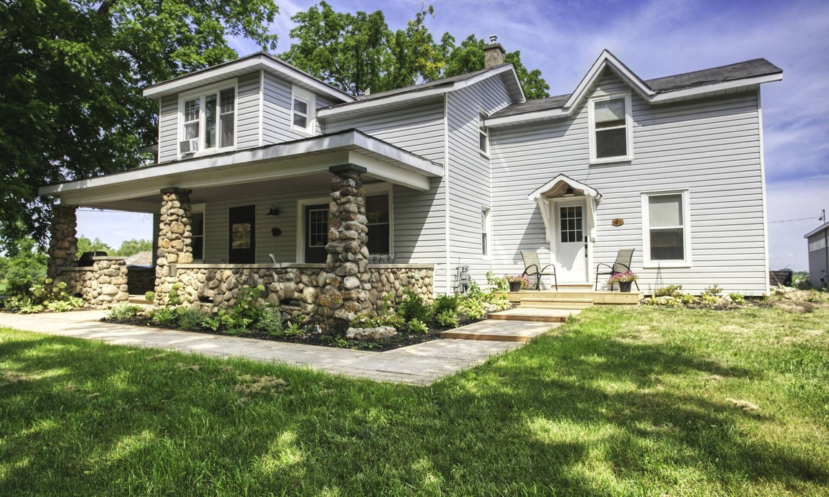 Beamsville House | Comfortable spacious farmhouse vineyard location. Ensuite bathrooms.
