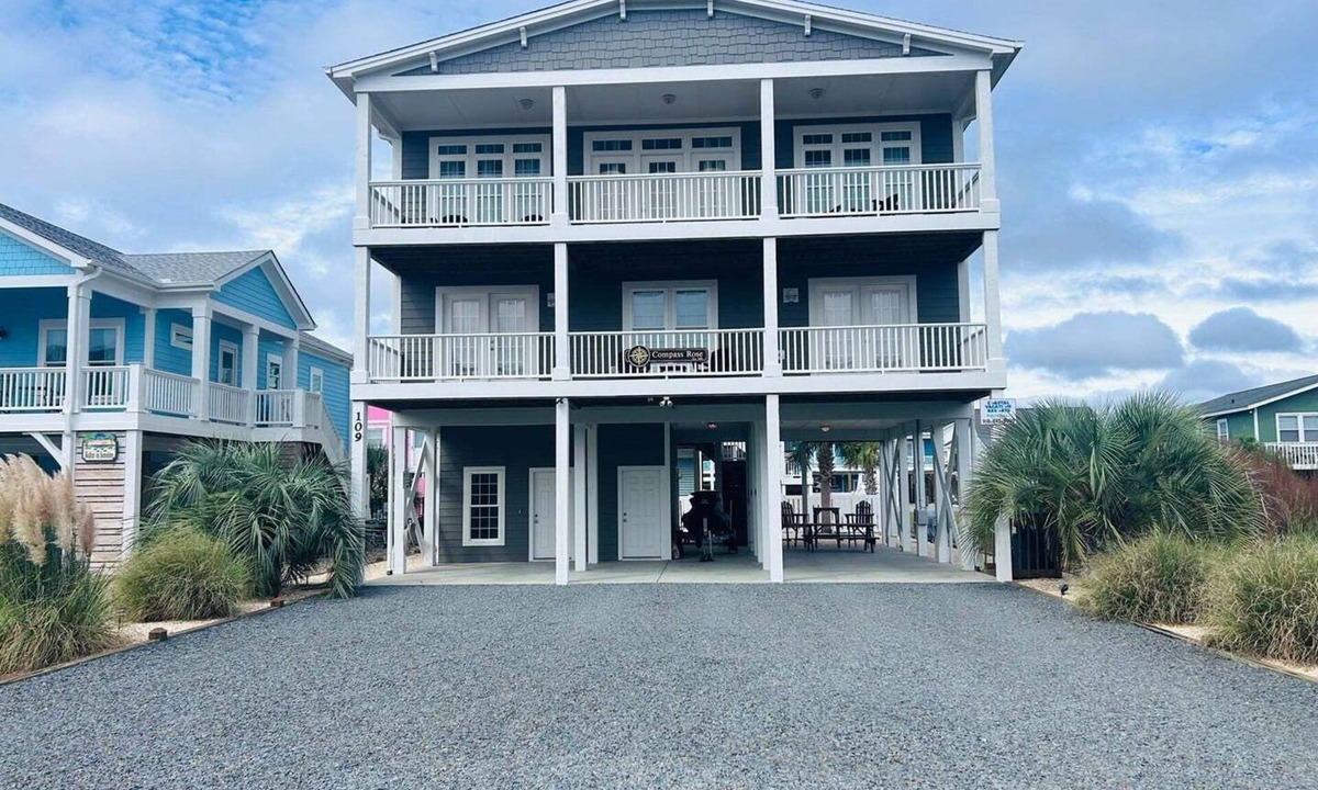 Holden Beach House | Compass Rose/109 Sunshine: Spacious 4BR house in beach in Holden Beach, NC.
