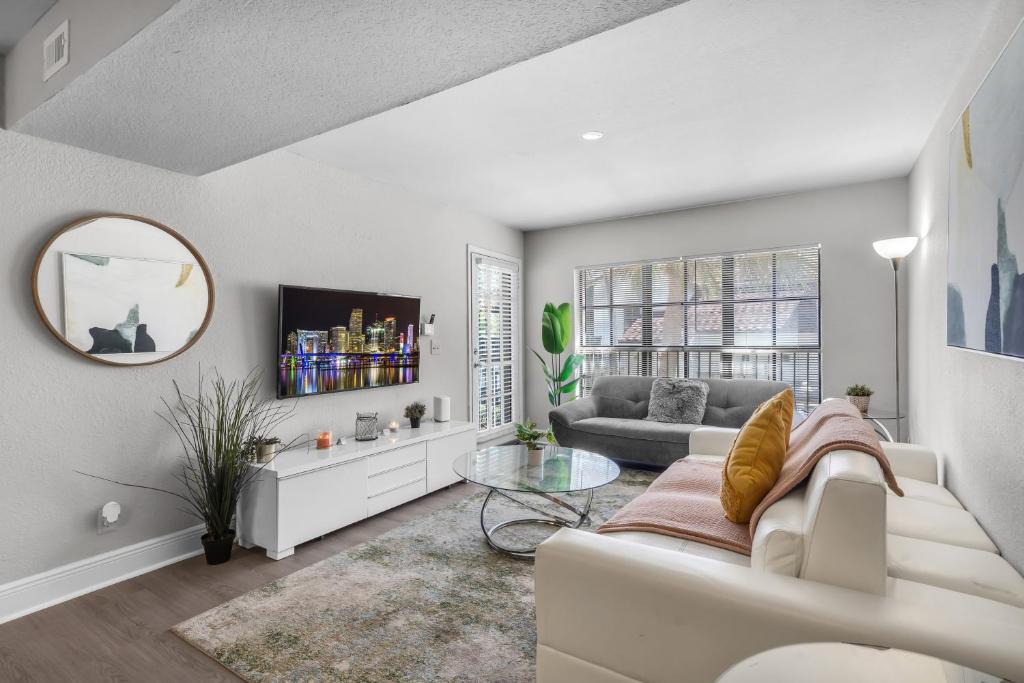 Survey Creek Apartment | Cosatal 2BR Retreat with Pool 10mins from the Beach