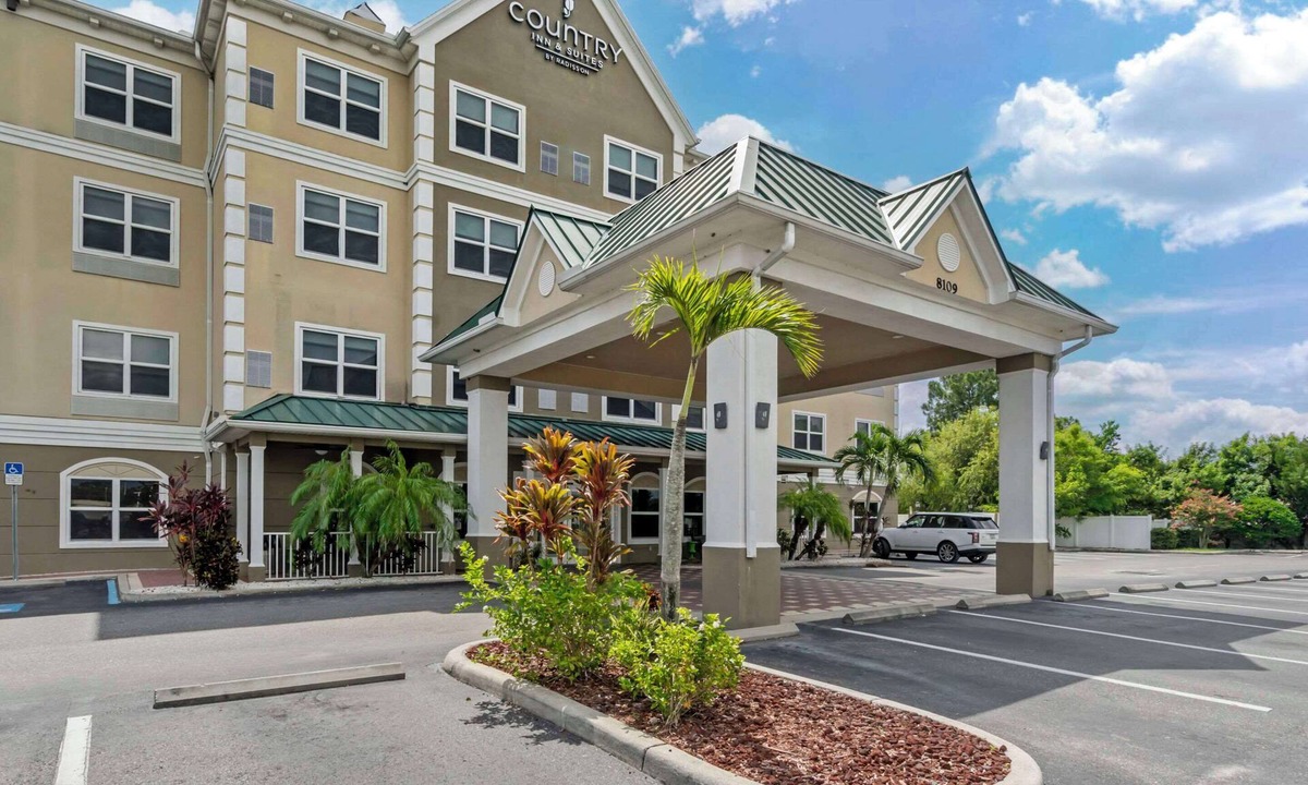 Bearss Plaza Hotel | Country Inn & Suites by Radisson, Tampa Airport North, FL