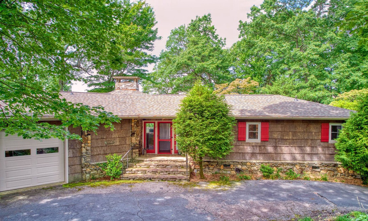 Lake Toxaway House | Countryside home with gorgeous mountain view, fireplace & huge deck