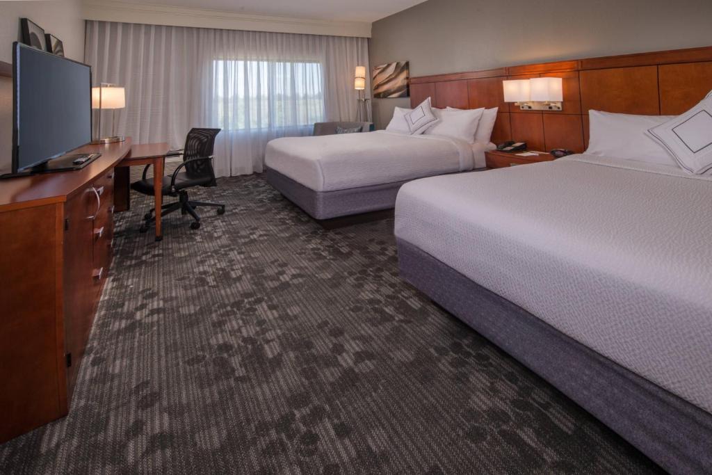 Potomac Falls Hotel | Courtyard by Marriott Dulles Town Center