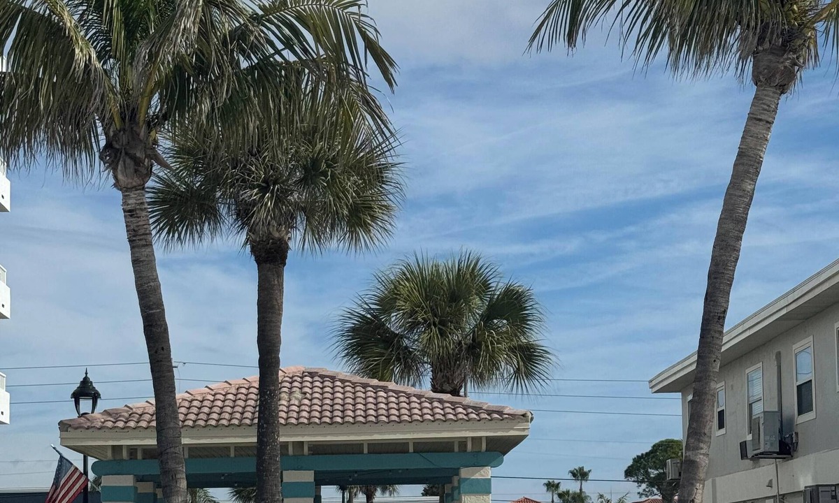 North Redington Beach Condo | Cozy 1-bedroom condo across street from beach in terrific North Redington Beach