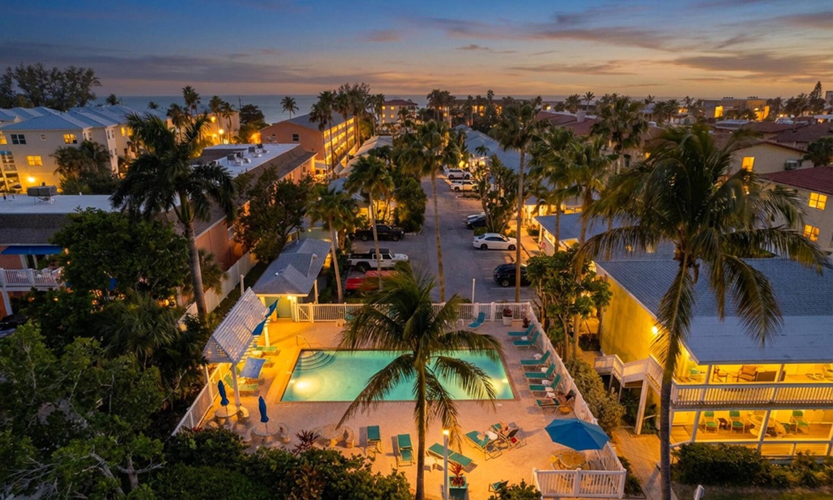 Bradenton Beach Cottage | Cozy 1-bed cottage in adorable Tradewinds Bradenton Beach, steps to beach/pool