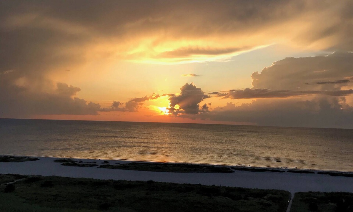 Sand Key Condo | Cozy 1-bedroom beach and Gulf front resort style condo on Sand Key