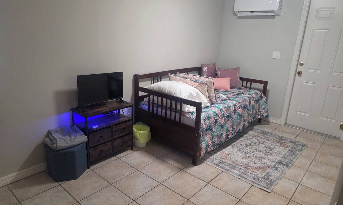 Holiday Gardens Apartment | Cozy 1-bedroom studio in Holiday