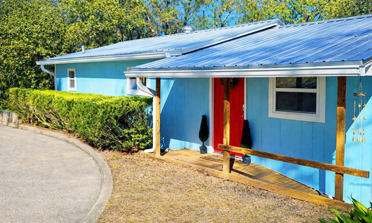 Keystone Heights Cabin | Cozy 1-bedroom lake front cabin in the quaint town of Keystone Heights, FL