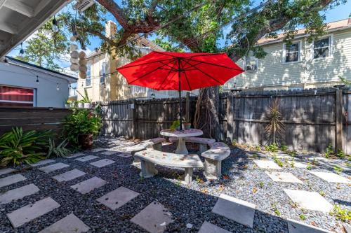 St. Petersburg Apartment | Cozy 1BR Courtyard + Shared Deck