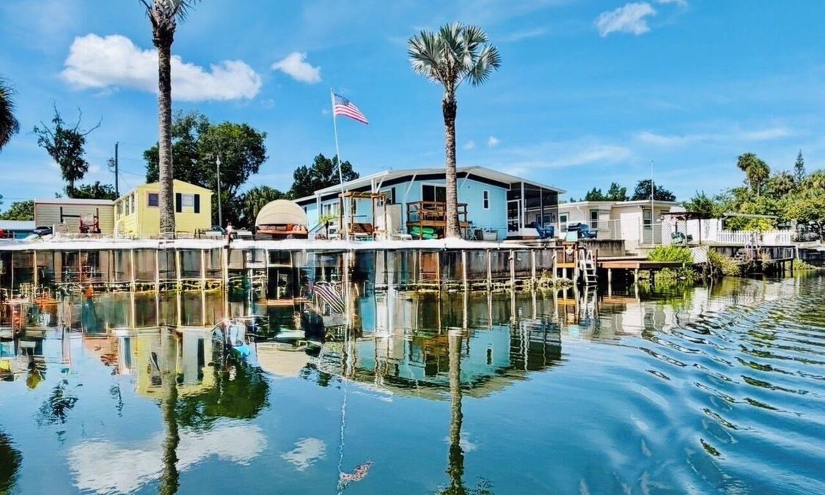 Weeki Wachee Gardens Cottage | Cozy 3-bedrm cottage w 100’ beach vibes, SUP’s, cabana, dock, guest home option