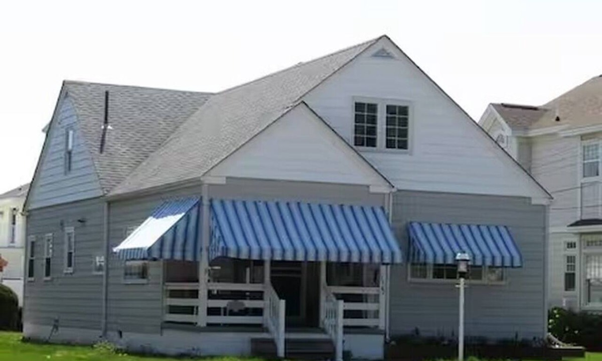 Stone Harbor House | Cozy 4-bedroom house a block away from the beach with A/C.
