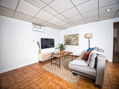 North Bergen Apartment | Cozy Apt With King Size Bed- Only 5 Miles to NYC
