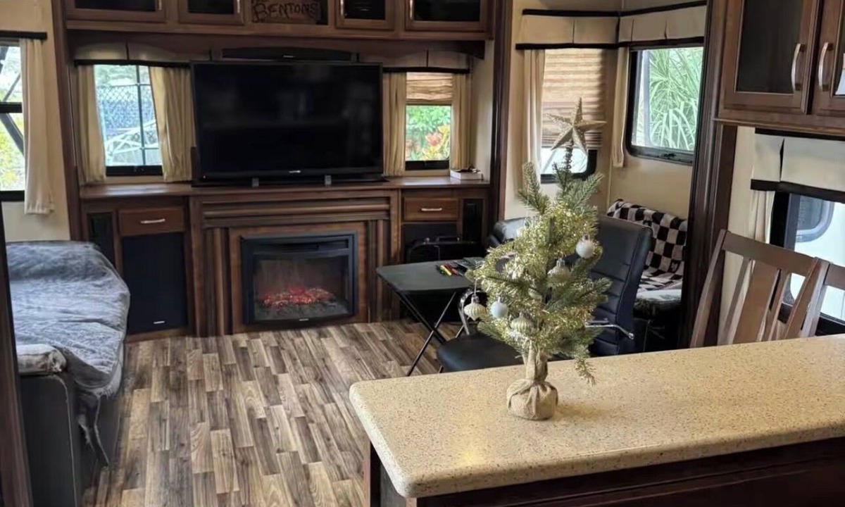 Forest City House | Cozy Backyard RV in Apopka/Orlando FL with AC