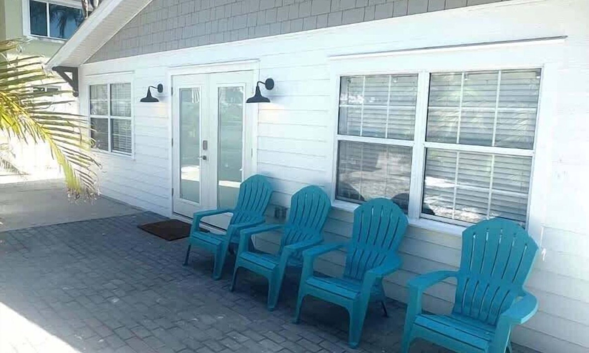 Ilexhurst House | Cozy Beach Cottage, Pet Friendly