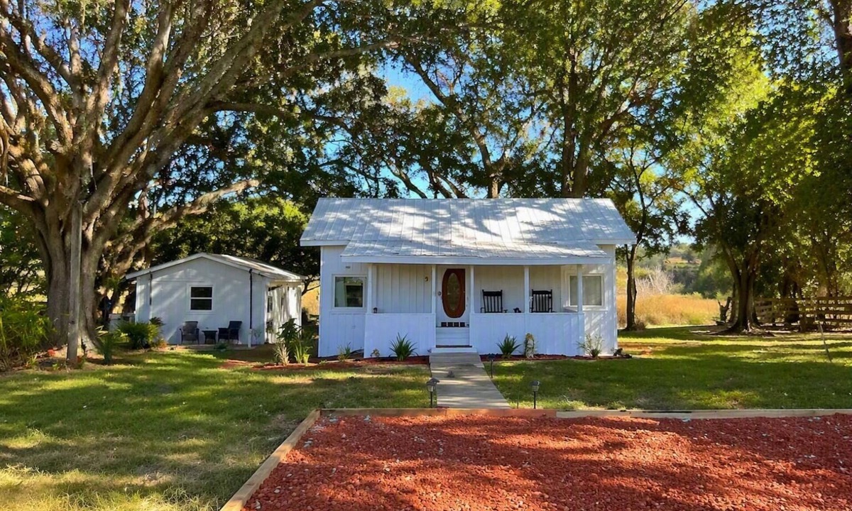 Altoona House | Cozy Cottage Close to Springs + Ocala Forest + Bike Trail Firepit