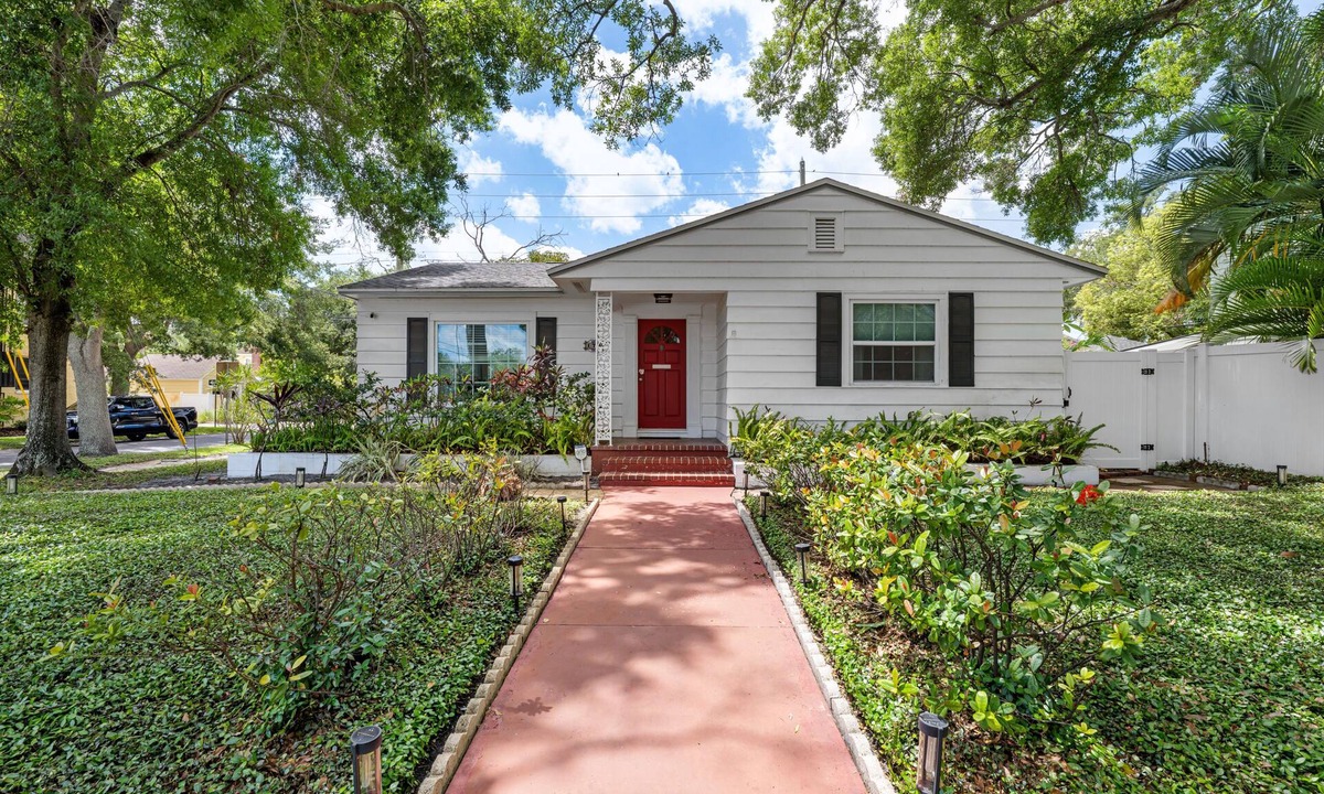 Historic Old Northeast House | Cozy Cottage Walkable to Bay & Parks