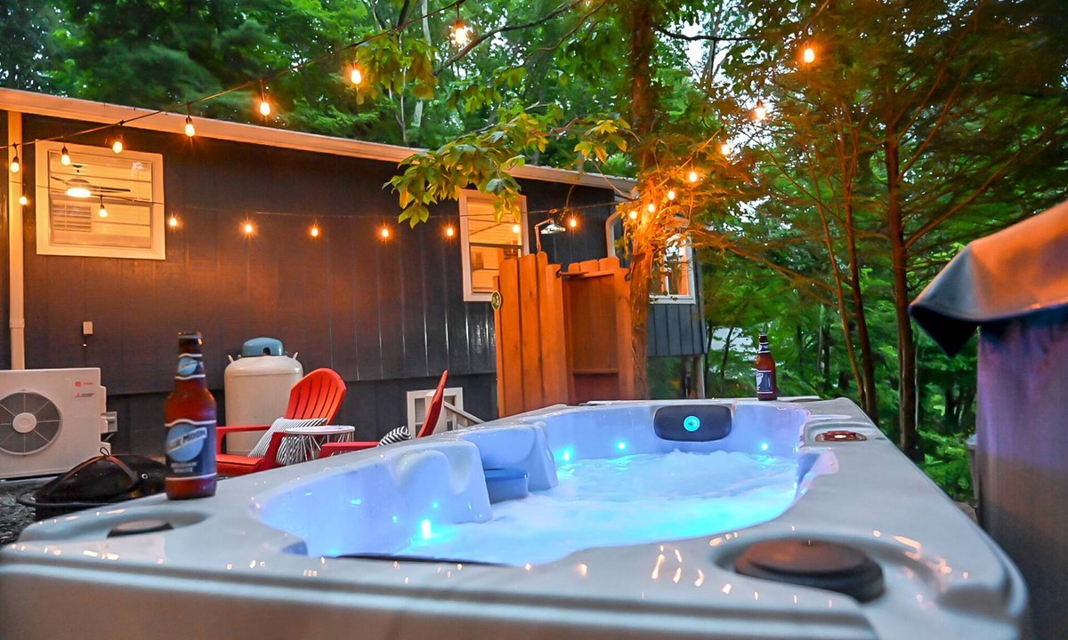 Indian Rock Springs Cabin | Cozy Cottage with GREAT Mtn Views & Hot Tub & Outdoor Shower Close to the Ocoee