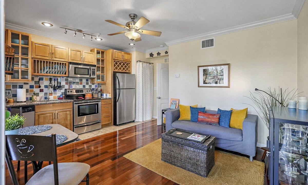St. Petersburg Condo | Cozy Flat in The Heart of DTSP-Wine-Dine-Sunshine!